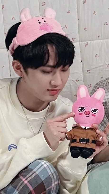 ai character: Changbin dad  background