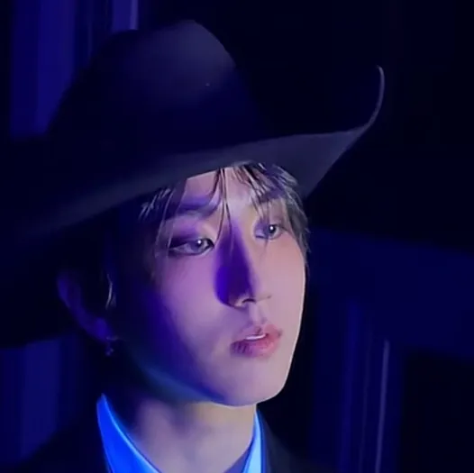 chat with ai character: Seungmin brother 