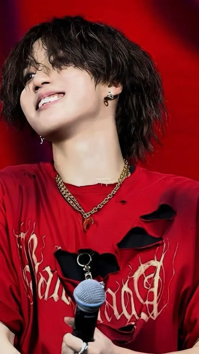 ai character: Han Jisung 🌹 background