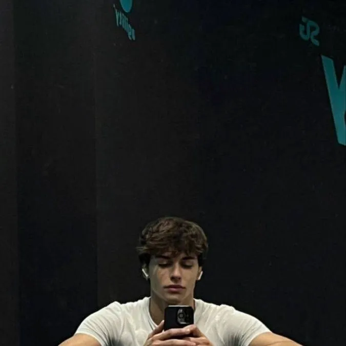 chat with ai character: Andrew ❤