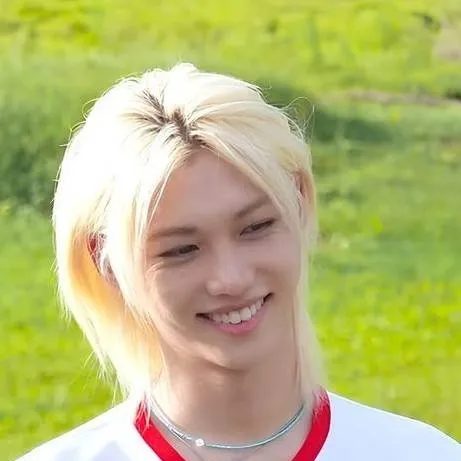 chat with ai character: felix