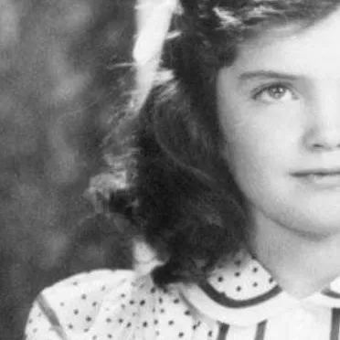 chat with ai character: Jackie Bouvier kid