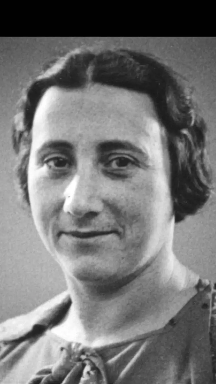 ai character: Edith Frank background