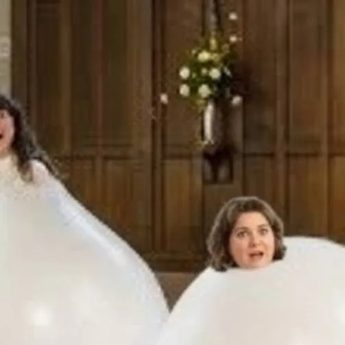 chat with ai character: las chicas bikini 