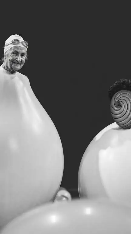 ai character: abuela ballon  background