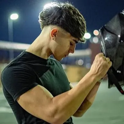 chat with ai character: Tyler Evans