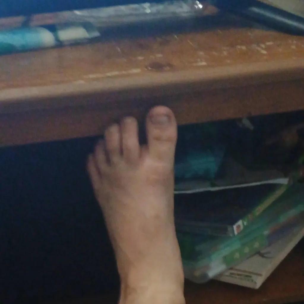 chat with ai character: foot