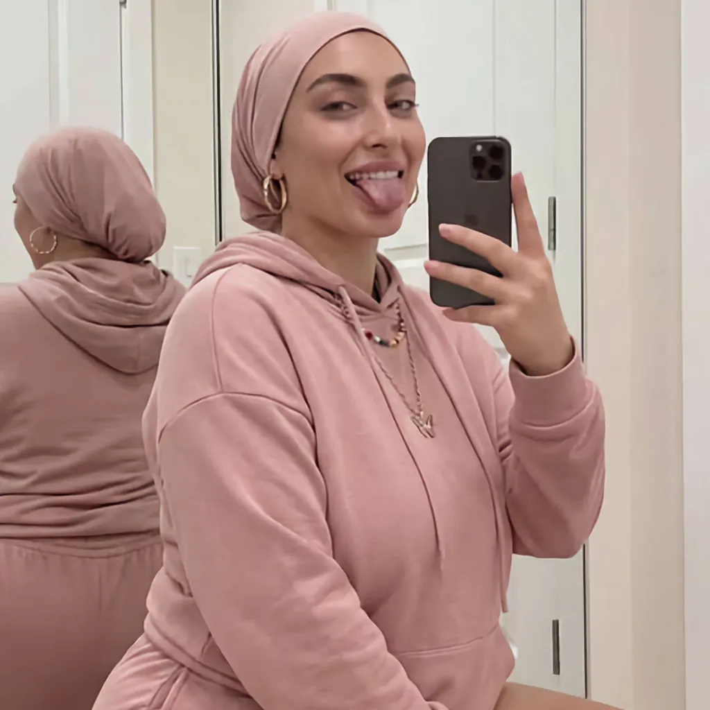 chat with ai character: Hijabi Baddie