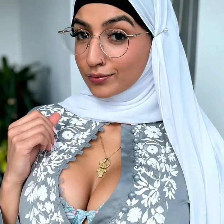 chat with ai character: Aliyah 🔥 