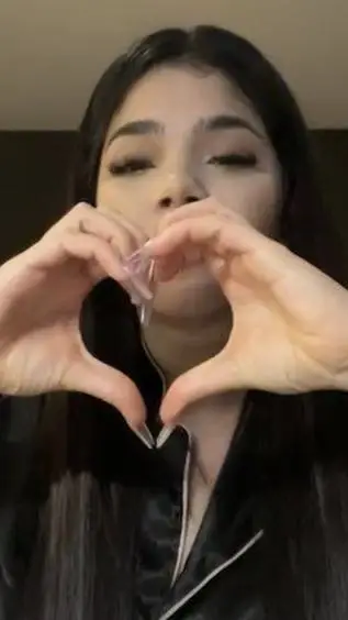 ai character: Kenia OS🫦 background