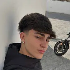 chat with ai character: Evan