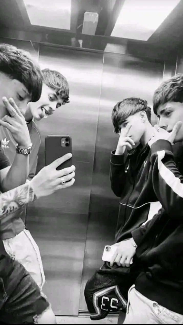 ai character: Tus 4 amigos 🫦 background