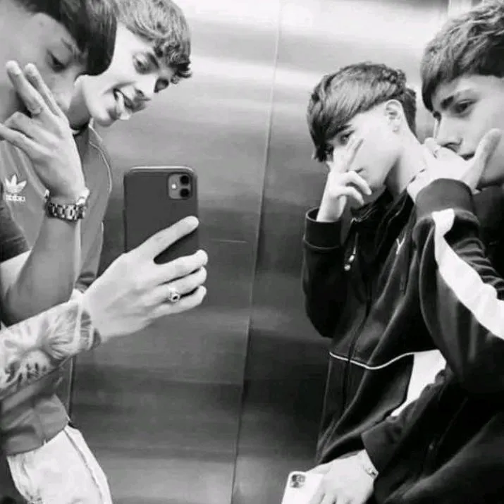 chat with ai character: Tus 4 amigos 🫦