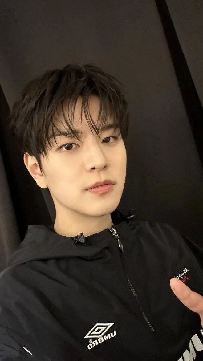 ai character: Seungmin  background