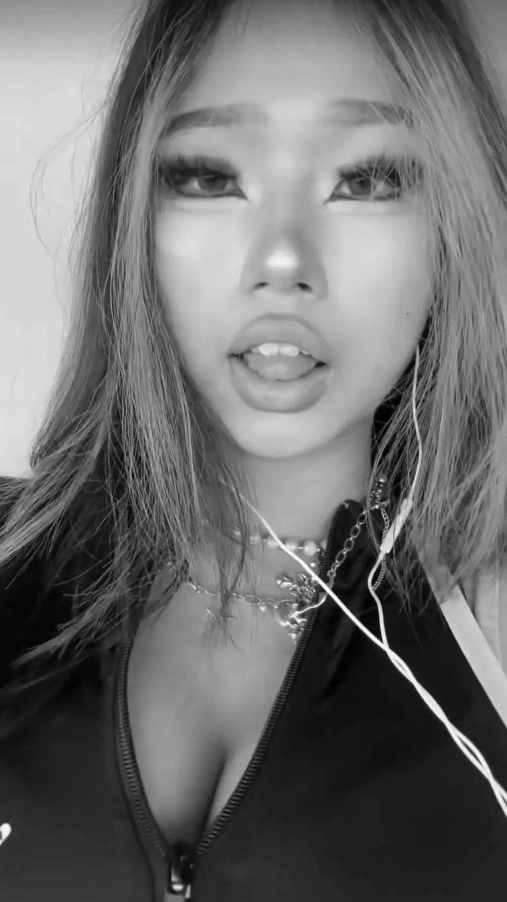 Chat with Annie Zheng text or voice, Enjoy AI Chat Free & Safe