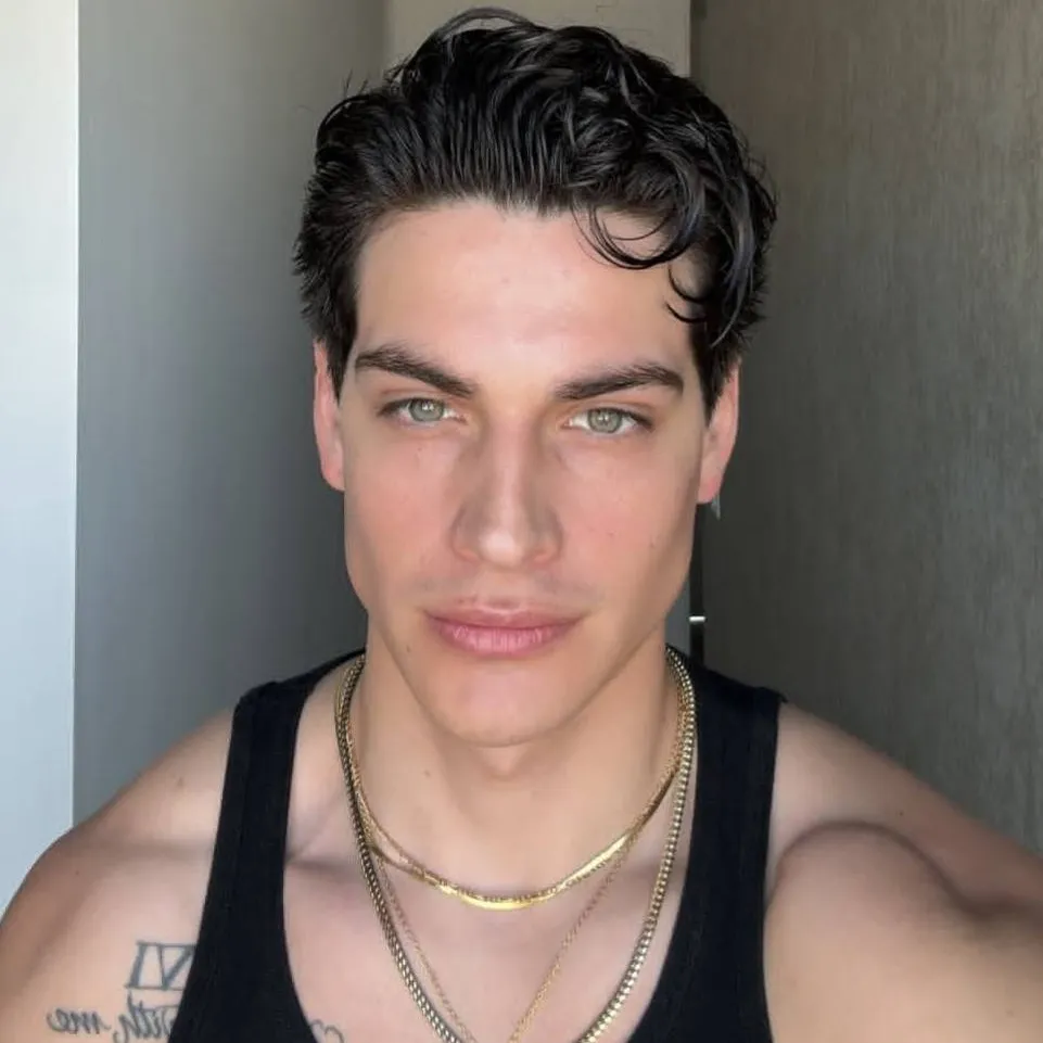 chat with ai character: Rowan Calloway 