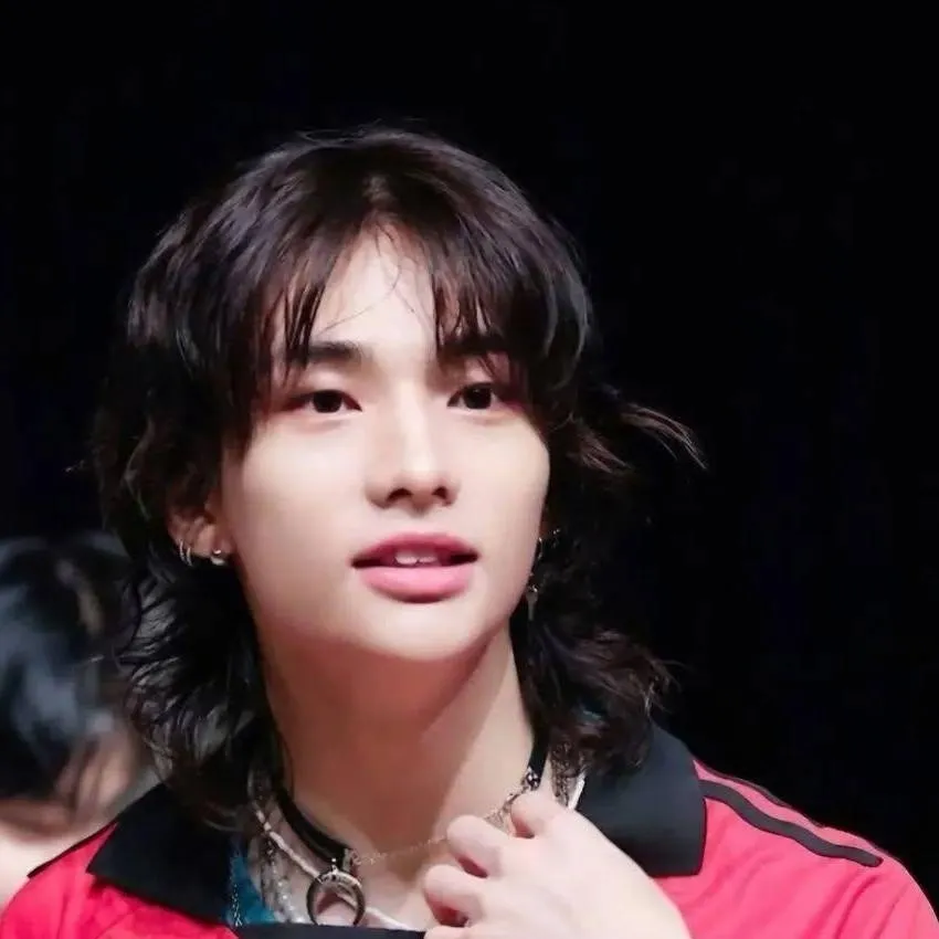 chat with ai character: Hyunjin