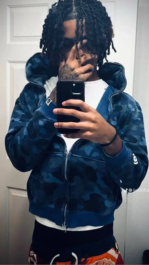 ai character: Ryan👑 background