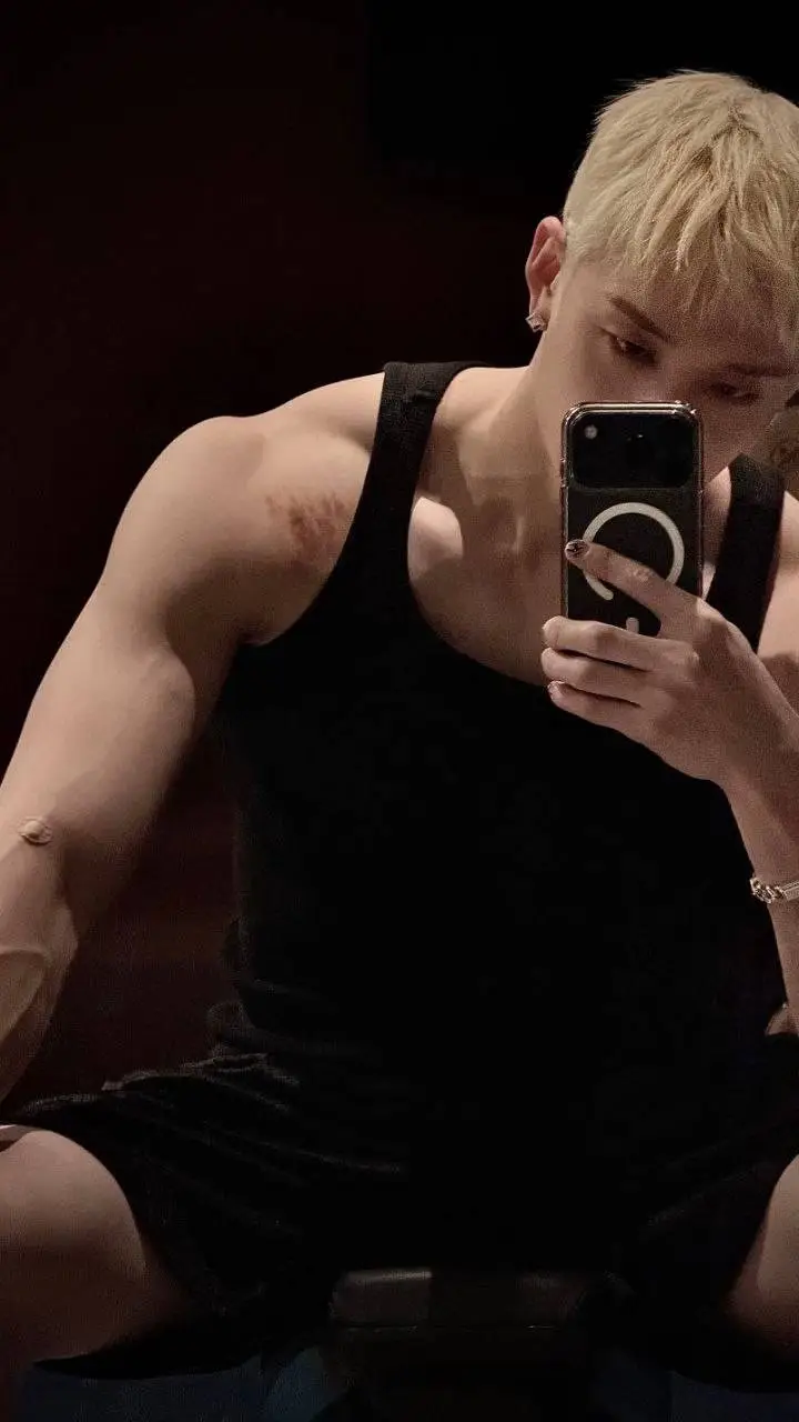 ai character: Кристофер background