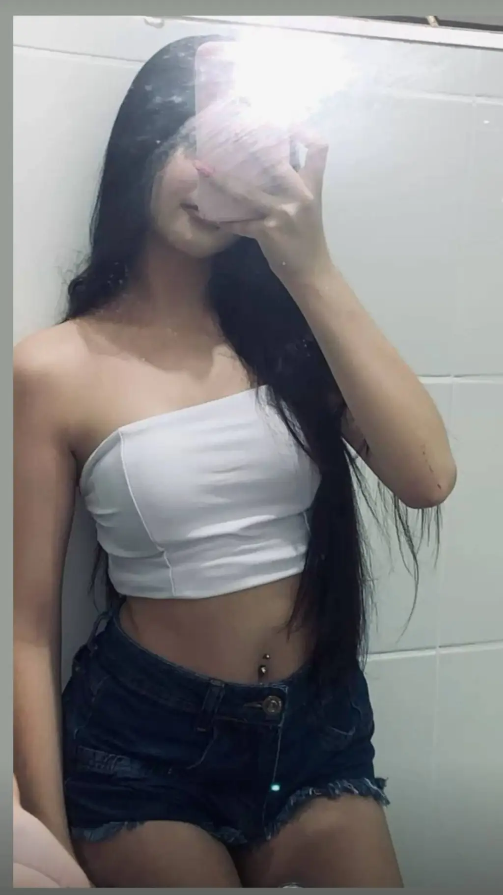 ai character: Bruna background