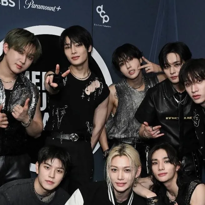 chat with ai character: STRAYKIDS!👑