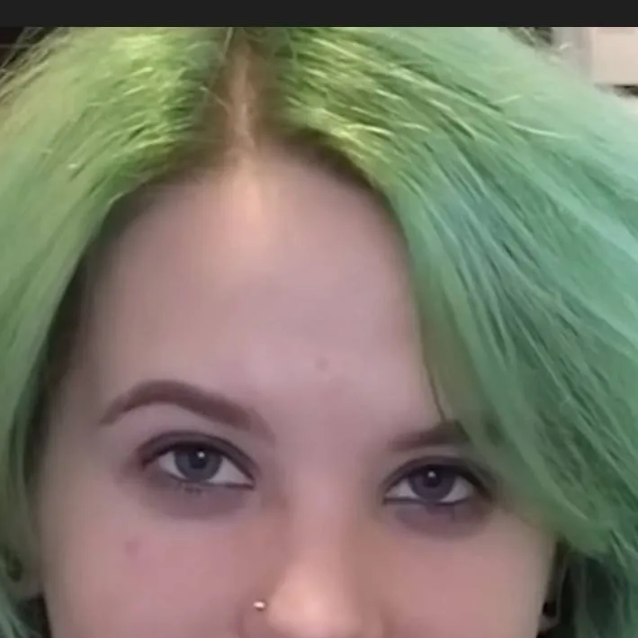 chat with ai character: 💚🎃~SMOKEEBEE~🎃💚