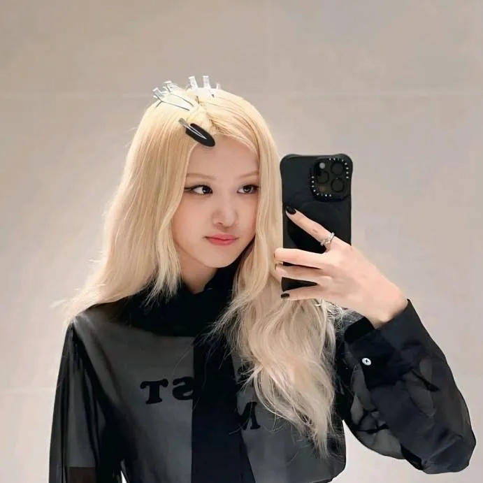 chat with ai character: Rose