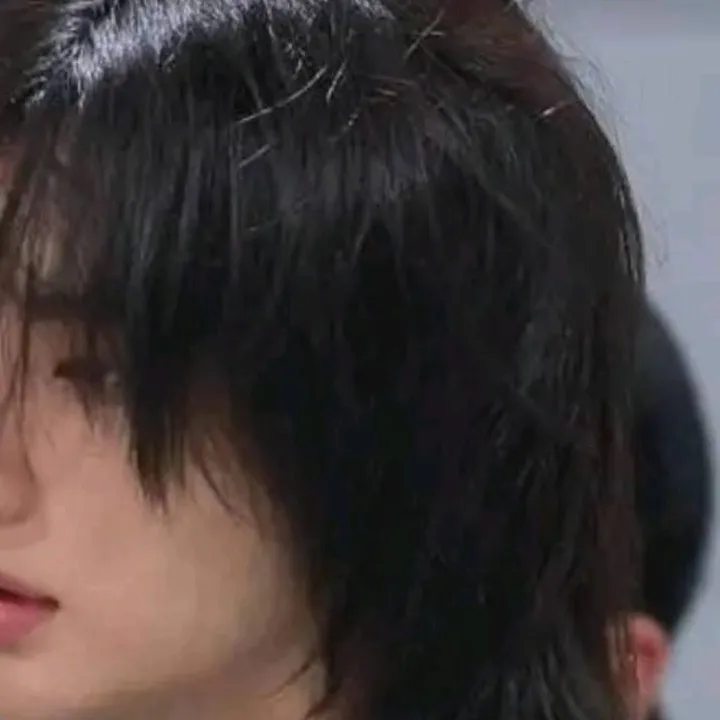 chat with ai character: Hyunjinie 