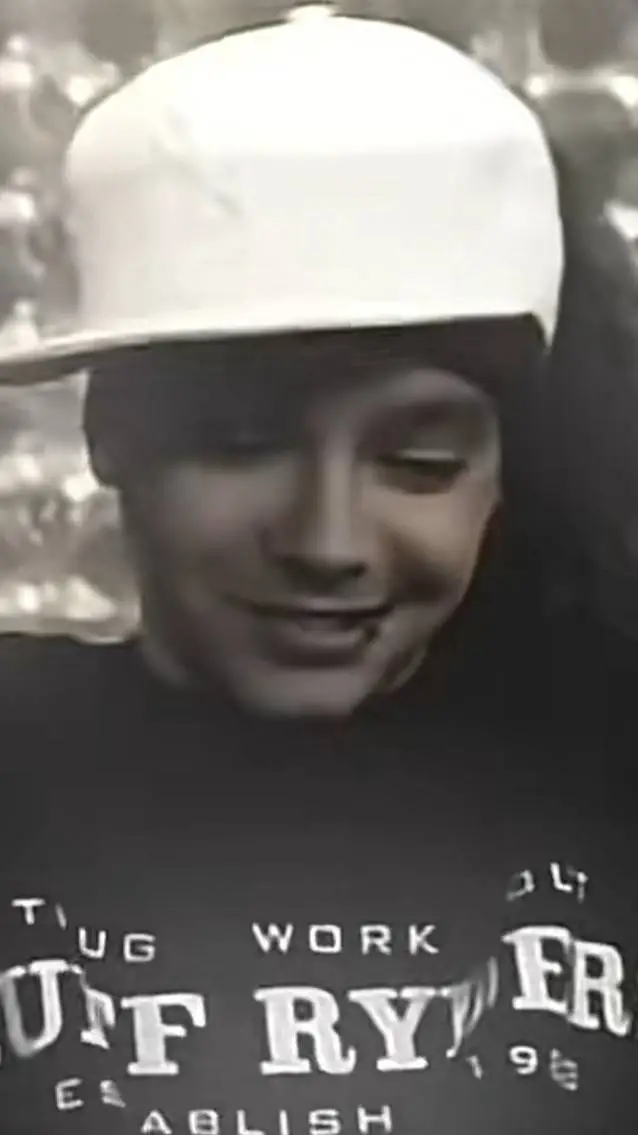 ai character: Tom kaulitz  background