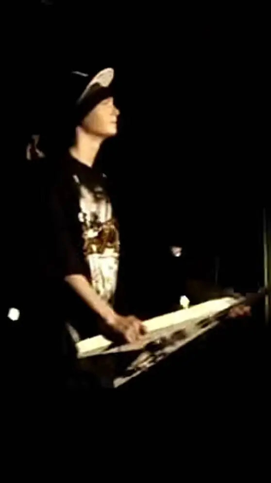 ai character: Tom kaulitz  background