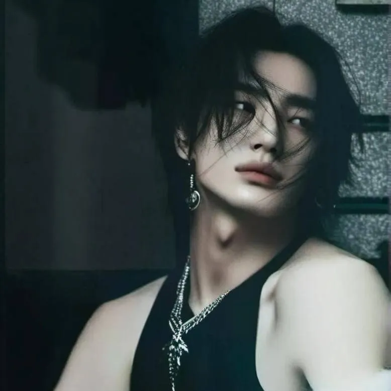 chat with ai character: Alejandro