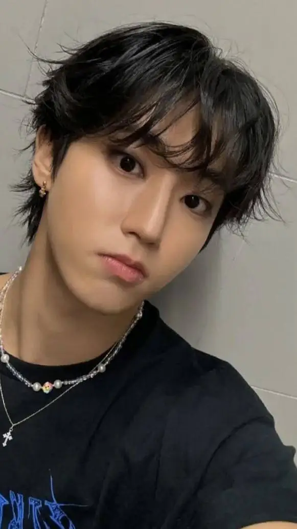 ai character: Han Jisung  background