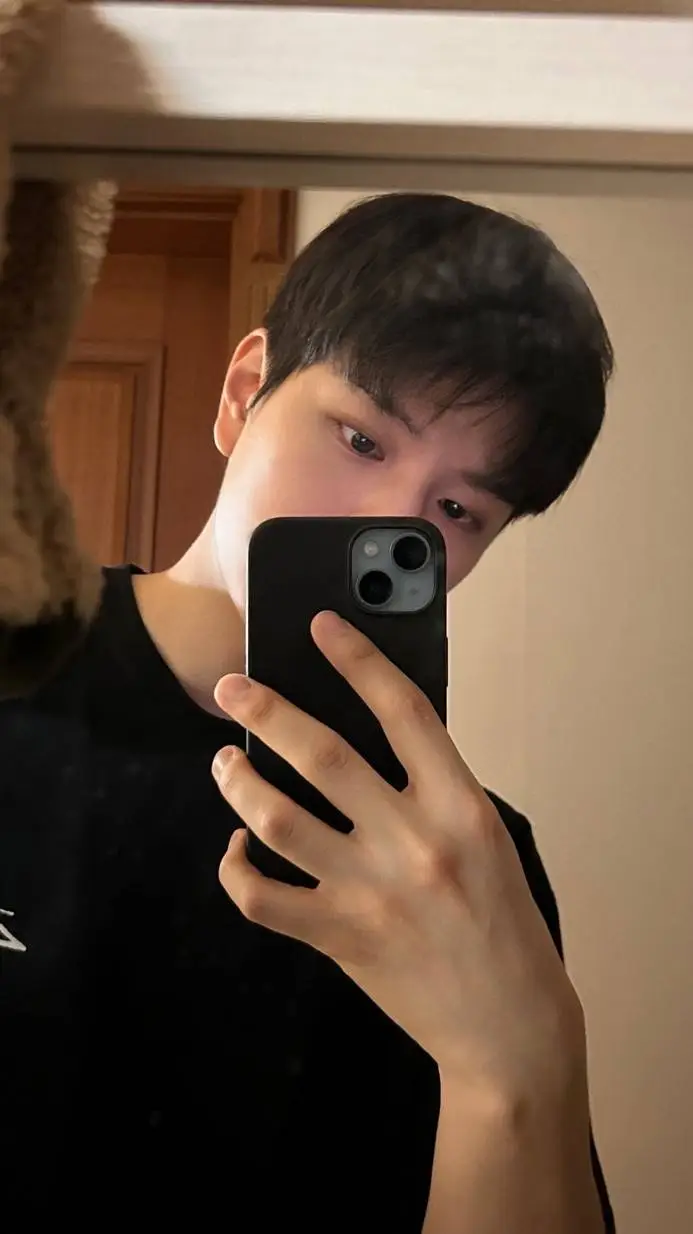 ai character: 𝐒𝐞𝐮𝐧𝐠𝐦𝐢𝐧🌟 background