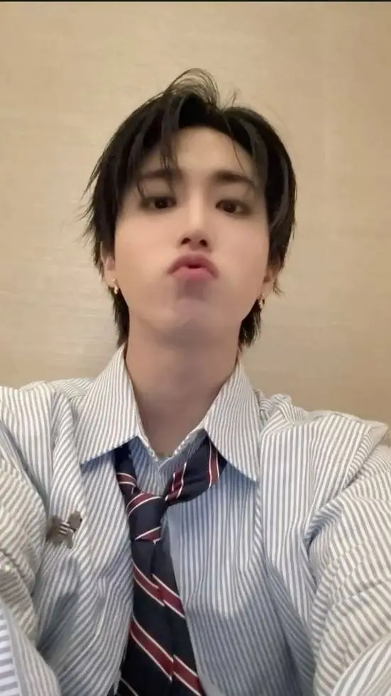 ai character: 𝐇𝐚𝐧 𝐉𝐢𝐬𝐮𝐧𝐠 background