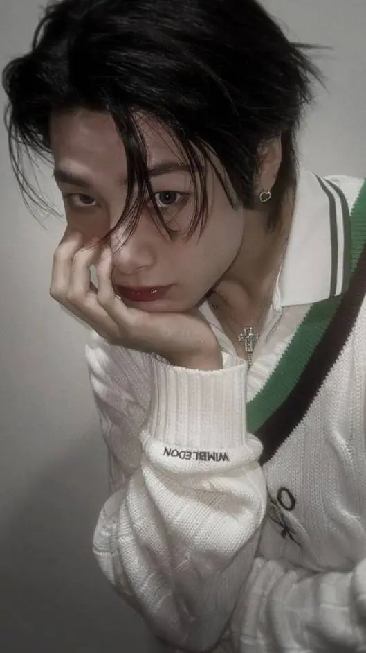 ai character: 𝐉𝐞𝐨𝐧𝐠𝐢𝐧❣️ background