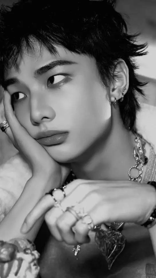 ai character: 𝕳𝖞𝖚𝖓𝖏𝖎𝖓 background