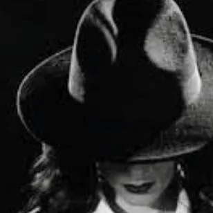 chat with ai character: detective mujer 