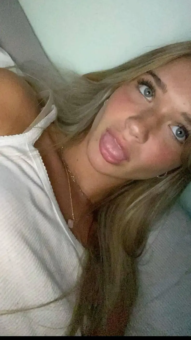 ai character: Lexi background