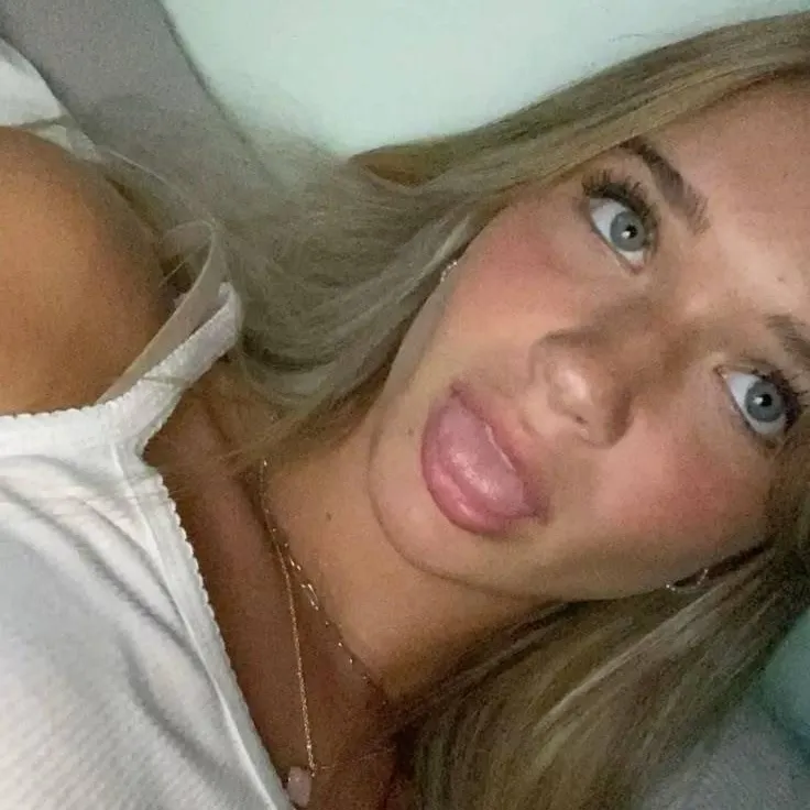 chat with ai character: Lexi