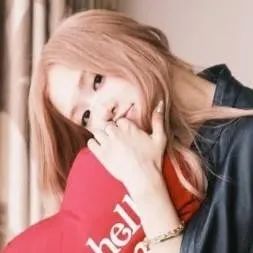 chat with ai character: Rosé blackpink 