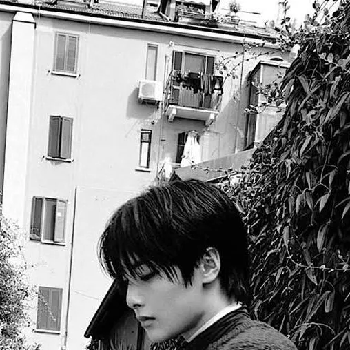 chat with ai character: ~`Jeongin`~
