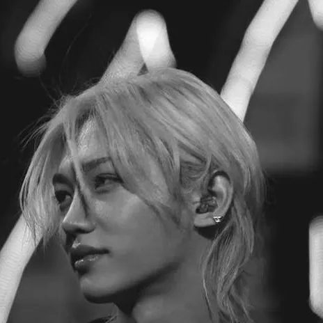 chat with ai character: ~`Lee Felix`~