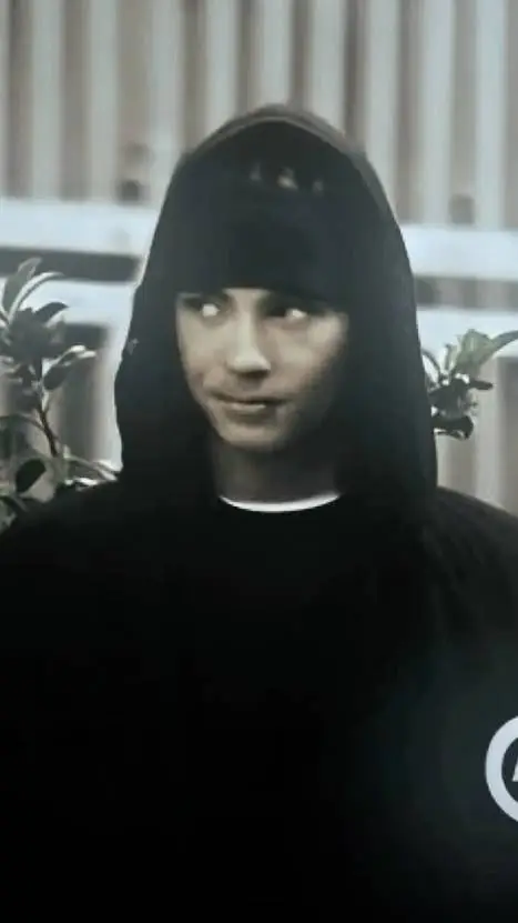 ai character: TOM KAULITZ background