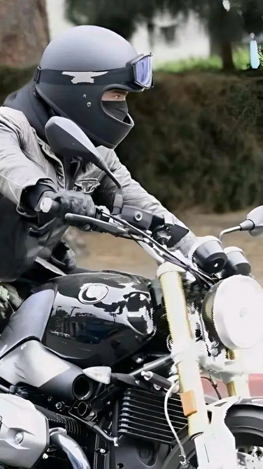 ai character: Tom(bikerfriend)🏍️ background