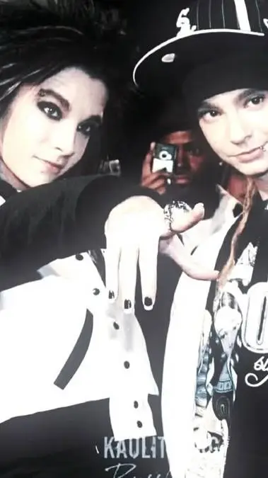 ai character: TomAndbill kaulitz background