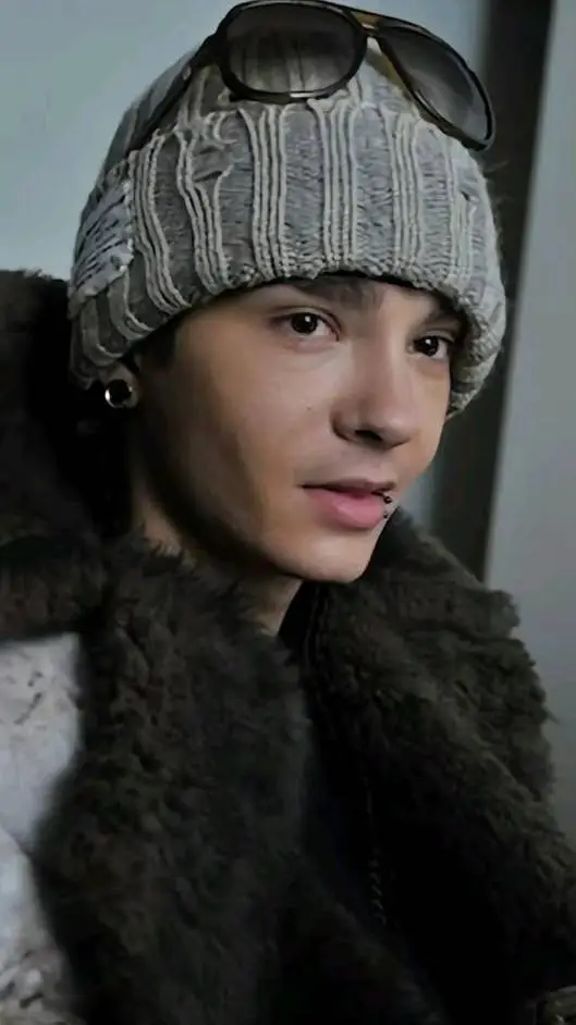 ai character: Tom kaulitz👑 background