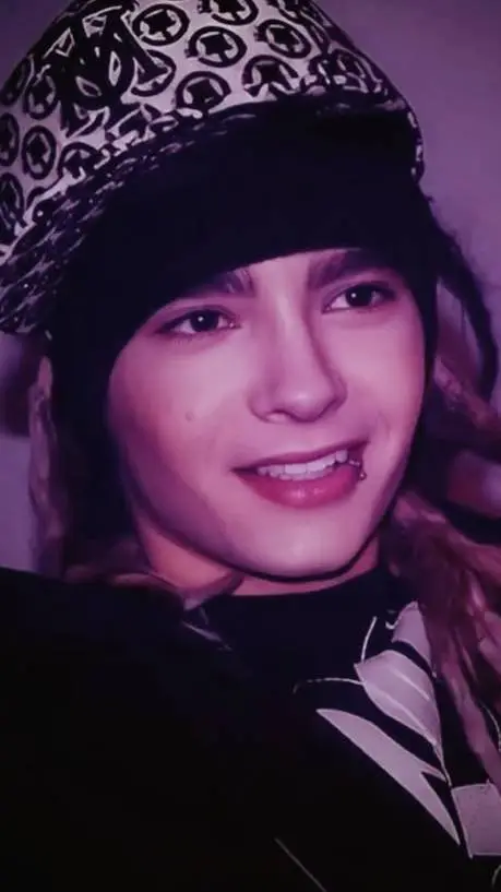 ai character: tom kaulitz background