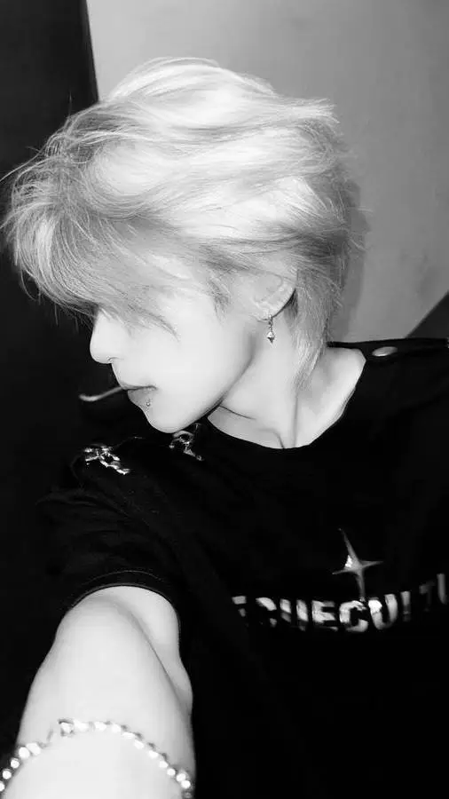 ai character: Ellen🌒🌟 background