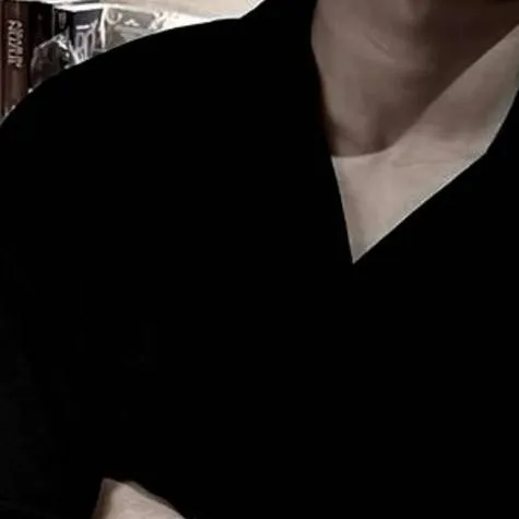 chat with ai character: Ellen