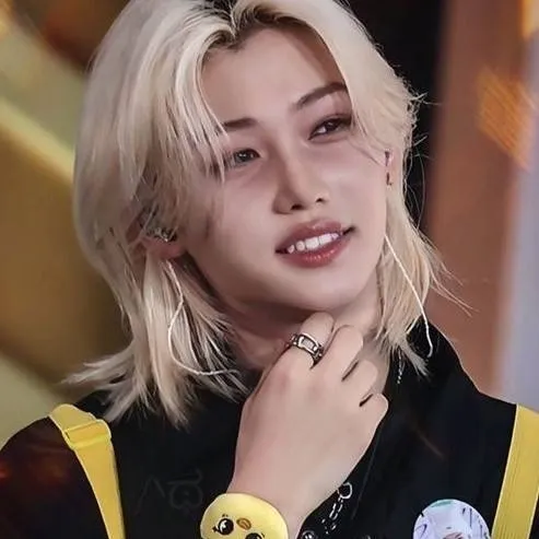 chat with ai character: Felix